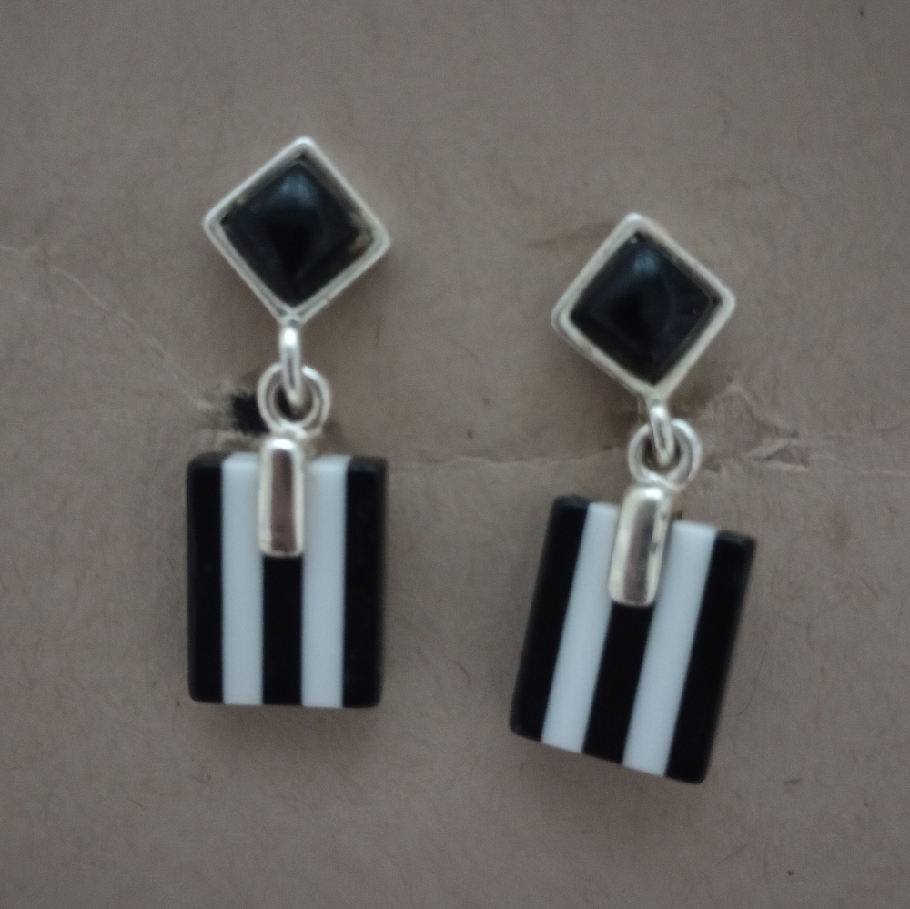 Vintage Black and White Clip-On Earrings - Picture 5 of 6